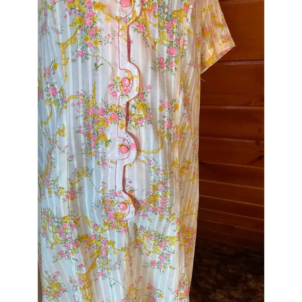Vintage 60s Lightweight Nightgown w/ Floral & Gold Birdhouse Embellishment sz M